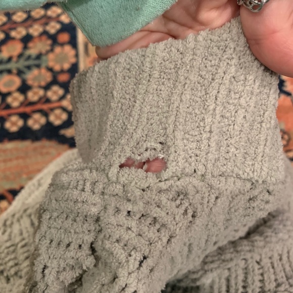 light green sweater - Picture 4 of 4